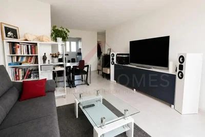Living room; natural light, modern style, wood floor