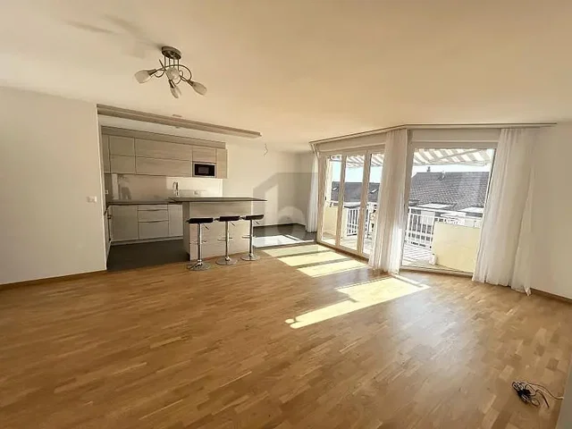 Soggiorno; luce naturale, pavimento in legno