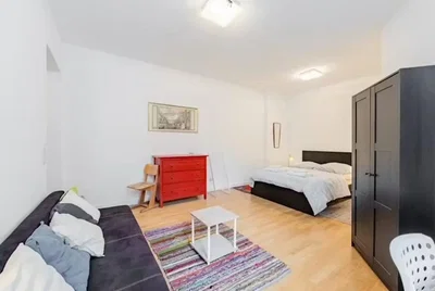 Schlafzimmer; holzboden, tageslicht