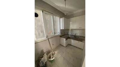 Kuchnia; sprzęt kuchenny, podłoga z płytek, wymaga remontu