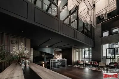 Salon; hauteur sous plafond, lumière naturelle, style moderne