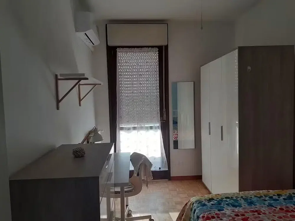 Slaapkamer; houten vloer, natuurlijk licht
