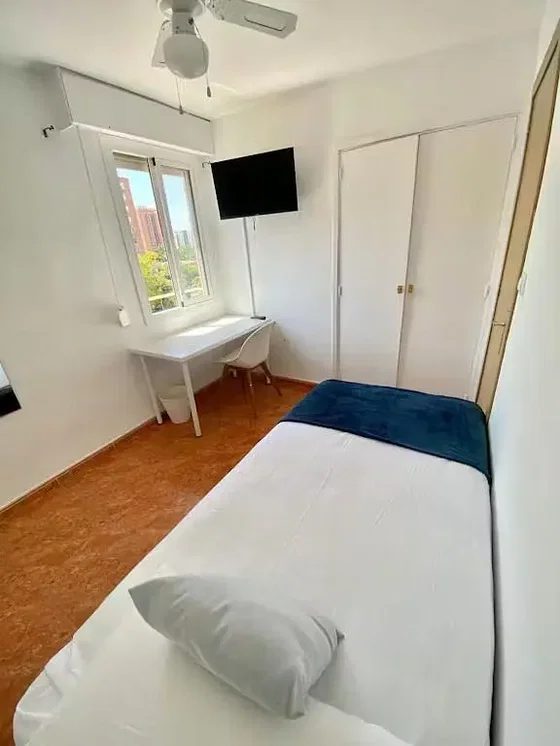 Dormitorio; luz natural, suelo de baldosas