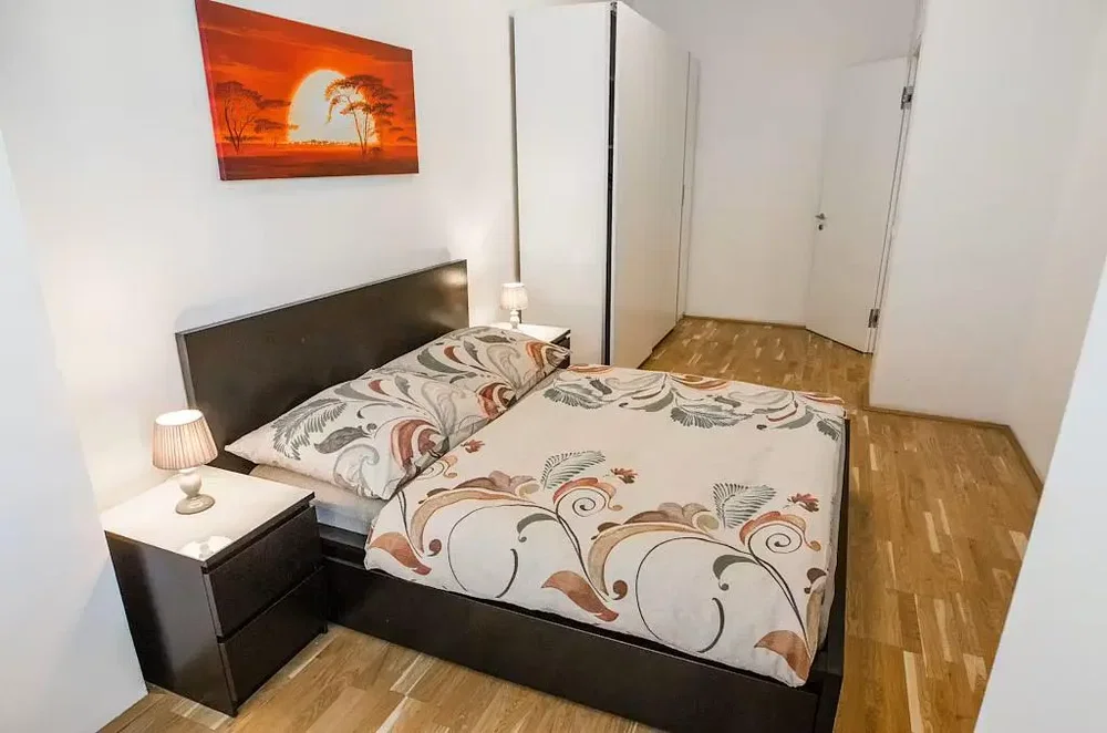 Slaapkamer; houten vloer, natuurlijk licht