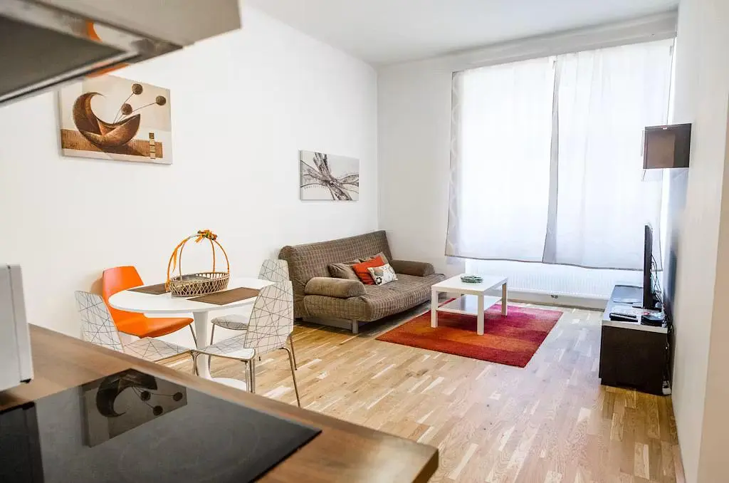 Woonkamer; houten vloer, natuurlijk licht, moderne stijl