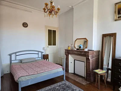 Dormitorio; suelo de madera, chimenea, luz natural