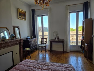Dormitorio; suelo de madera, luz natural, estilo rústico