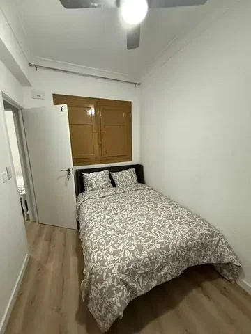 Slaapkamer; houten vloer, natuurlijk licht