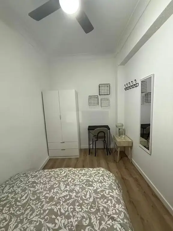 Slaapkamer; houten vloer, natuurlijk licht