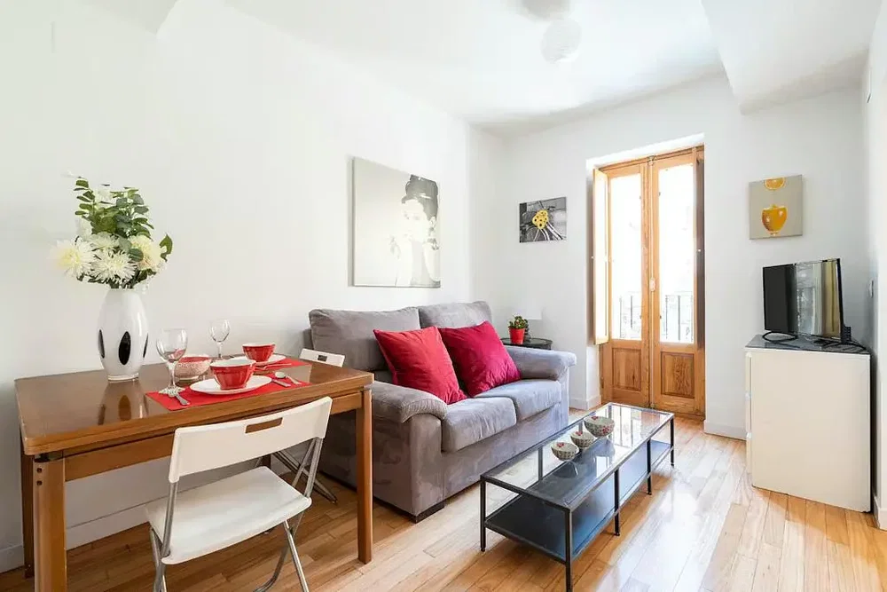Wohnzimmer; holzboden, tageslicht, moderner stil