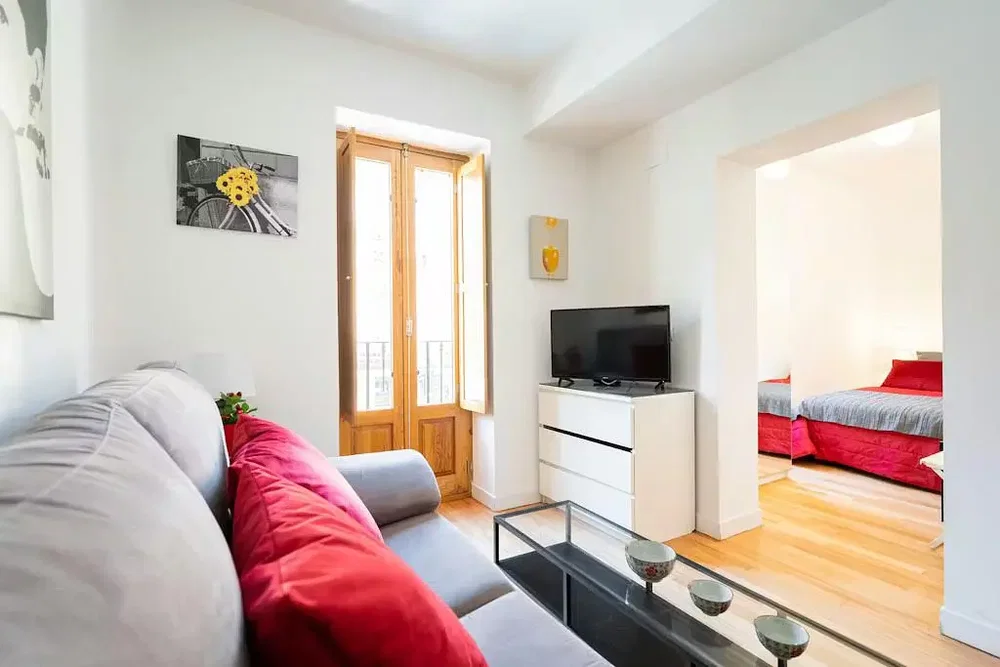 Wohnzimmer; tageslicht, holzboden, moderner stil