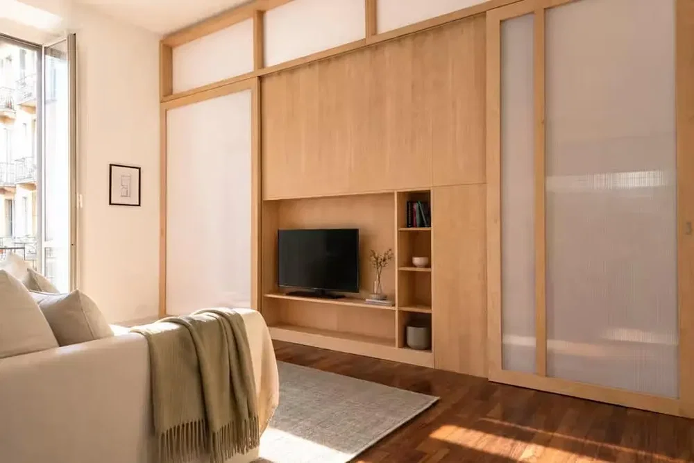 Wohnzimmer; tageslicht, moderner stil, holzbalken