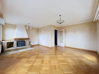 Wohnzimmer; holzboden, kamin, renovierungsbedürftig, tageslicht