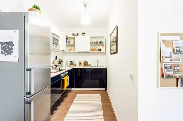 Cuisine; électroménager, parquet, lumière naturelle