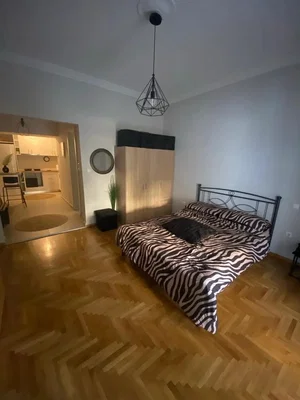 Spálňa; drevená podlaha, prirodzené svetlo