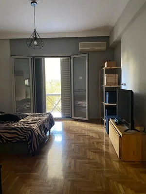 Spálňa; drevená podlaha, prirodzené svetlo