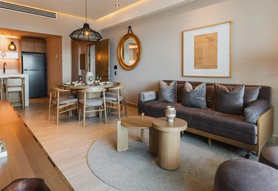 Wohnzimmer; holzboden, tageslicht, moderner stil