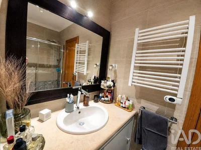 Banyo; fayans zemin, tadilatlı, doğal ışık