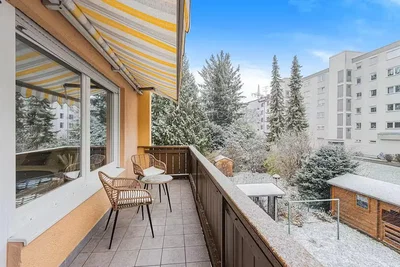 Balcon; carrelage, lumière naturelle, vue