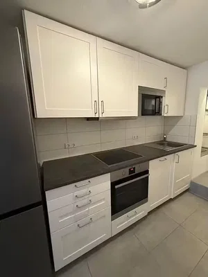 Küche; küchengeräte, fliesenboden, renoviert