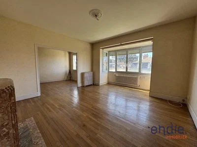 Wohnzimmer; holzboden, tageslicht