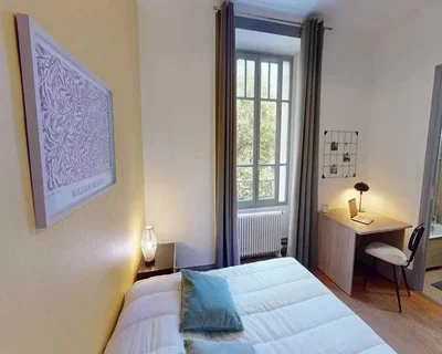 Camera da letto; luce naturale, pavimento in legno
