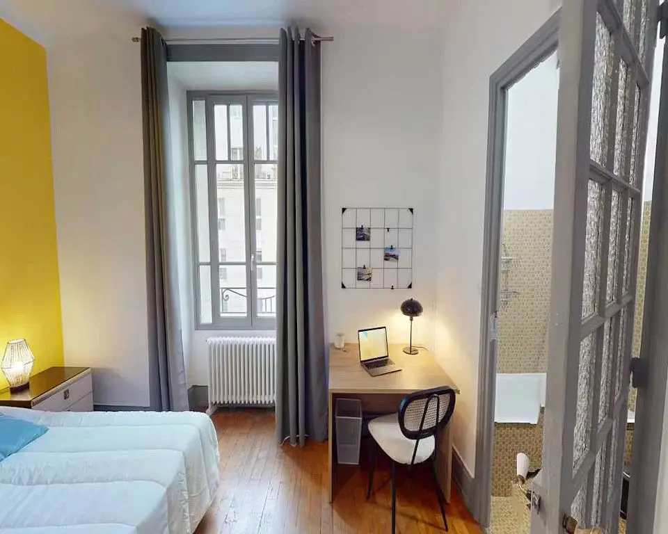 Camera da letto; luce naturale, pavimento in legno