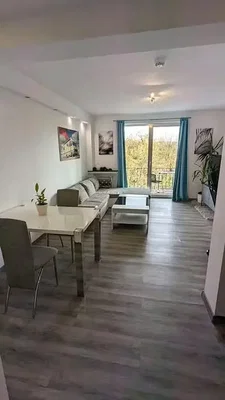 Salon; vue, parquet, lumière naturelle