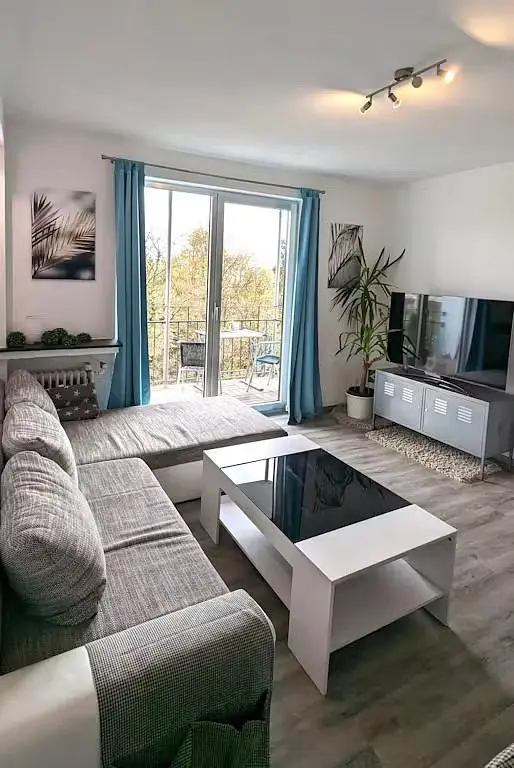 Salon; vue, lumière naturelle, style moderne, parquet