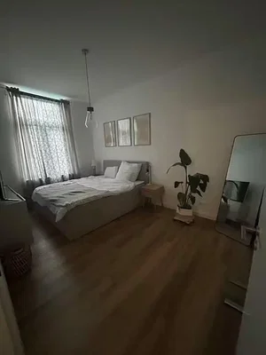 Slaapkamer; houten vloer, natuurlijk licht