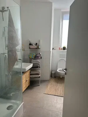 Toilet; tegelvloer, natuurlijk licht