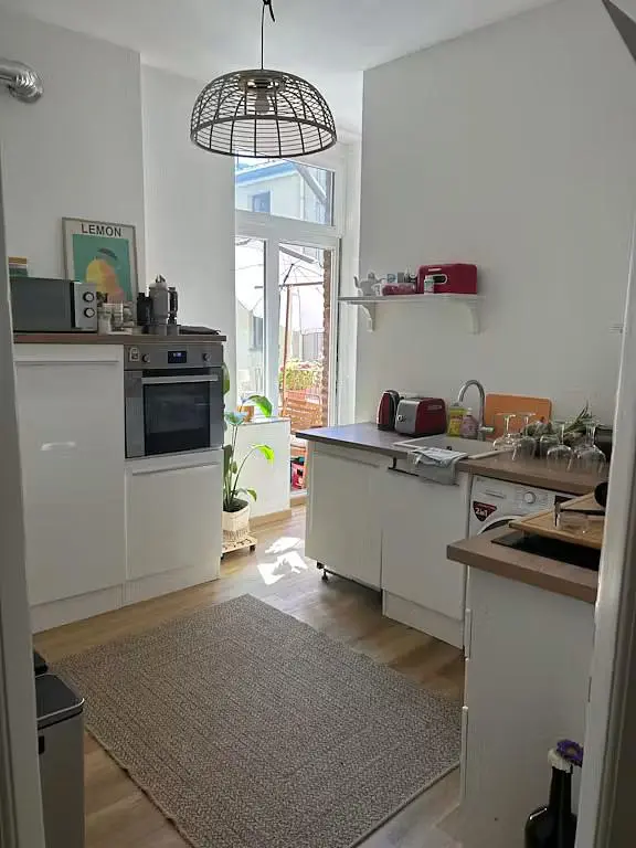 Keuken; keukenapparatuur, natuurlijk licht, houten vloer