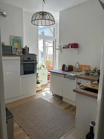Kuchnia; sprzęt kuchenny, światło dzienne, podłoga drewniana