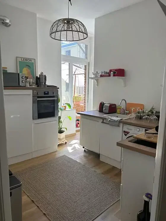 Keuken; keukenapparatuur, natuurlijk licht, houten vloer