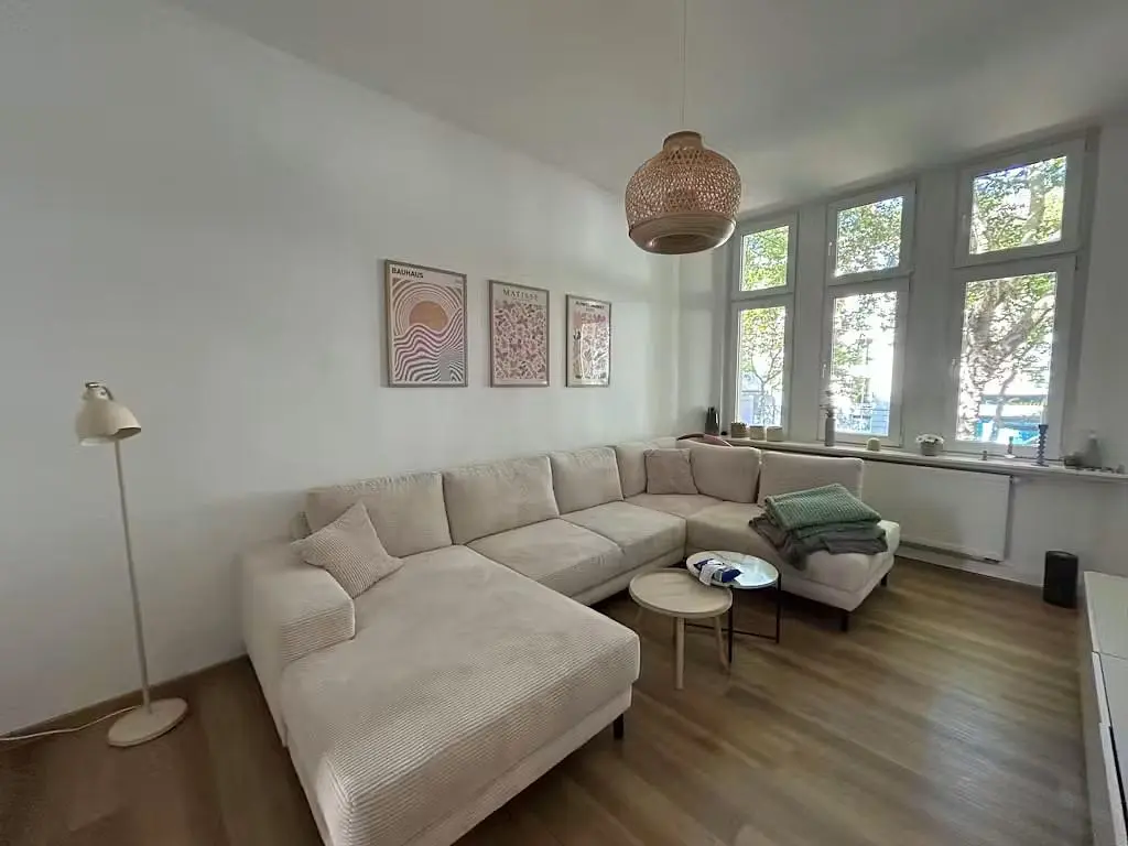 Woonkamer; houten vloer, natuurlijk licht