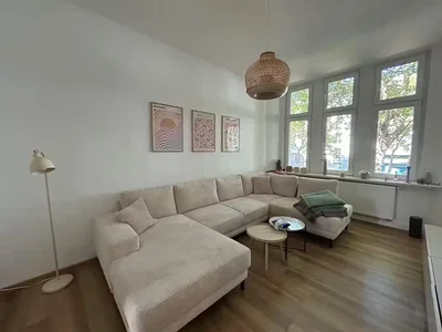 Woonkamer; houten vloer, natuurlijk licht