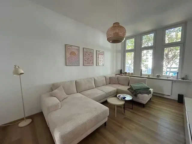 Salon; podłoga drewniana, światło dzienne