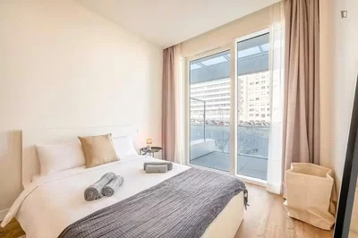 Schlafzimmer; tageslicht, holzboden