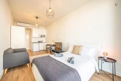 Schlafzimmer; tageslicht, holzboden, moderner stil