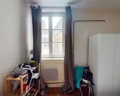 Camera da letto; pavimento in legno, luce naturale