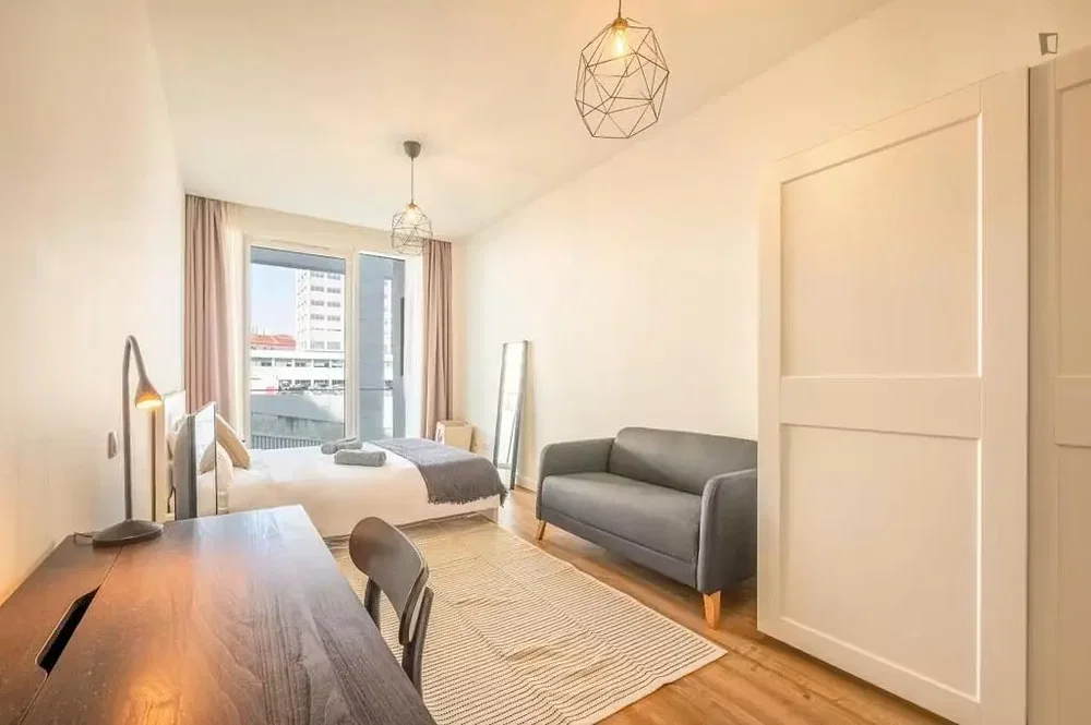 Schlafzimmer; holzboden, tageslicht, moderner stil