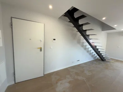 Autre; nécessite rénovation, lumière naturelle