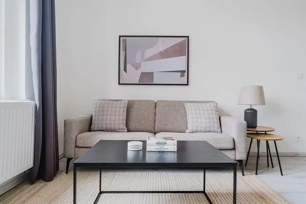 Salon; style moderne, lumière naturelle, parquet