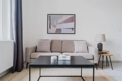 Salon; style moderne, lumière naturelle, parquet