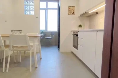 Küche; küchengeräte, fliesenboden, tageslicht