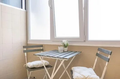 Balkon; tageslicht, fliesenboden