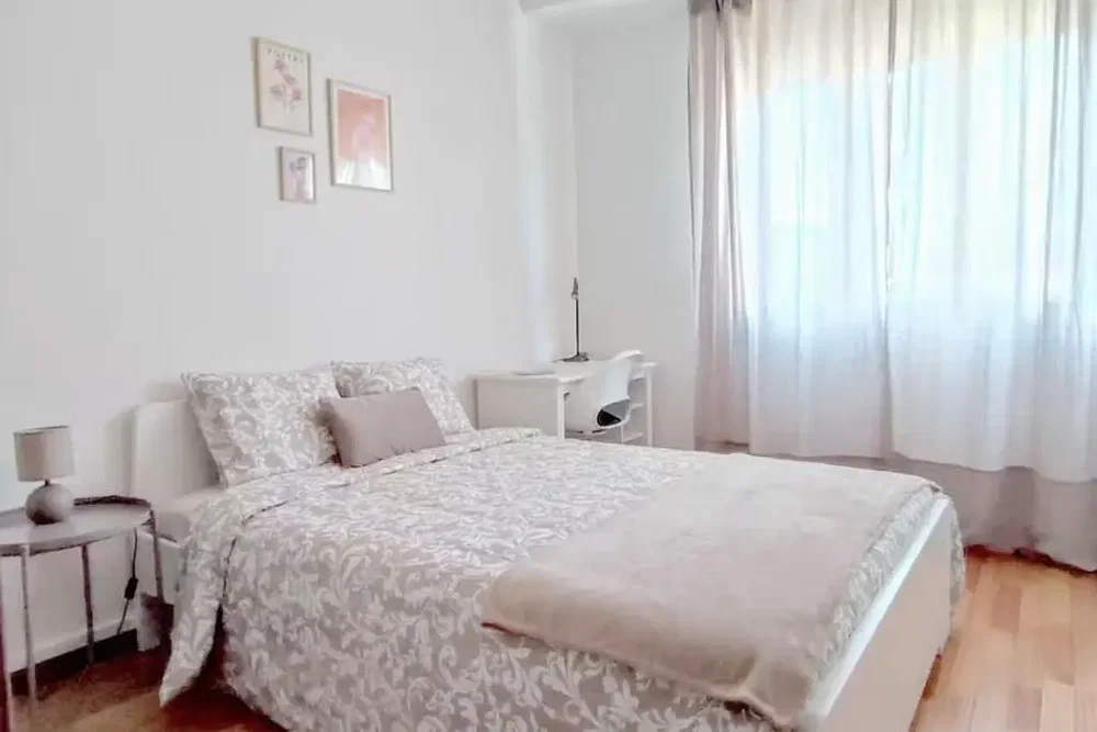Schlafzimmer; tageslicht, holzboden