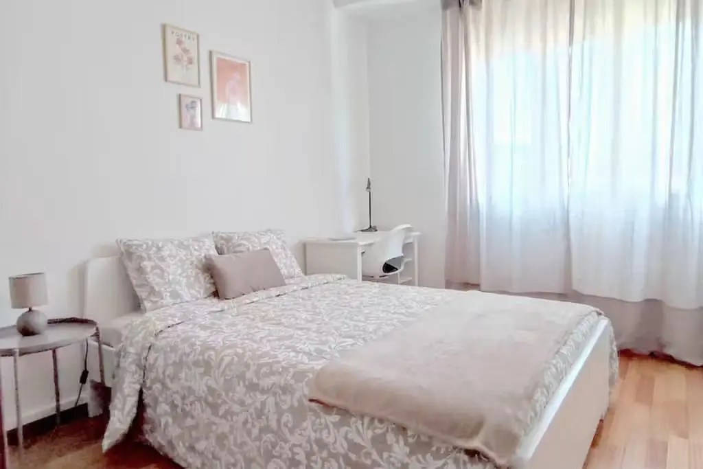 Schlafzimmer; tageslicht, holzboden