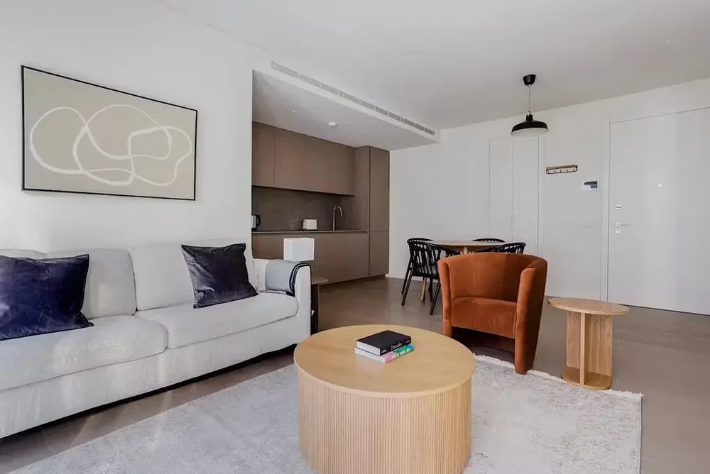 Wohnzimmer; tageslicht, moderner stil, holzboden