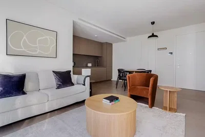Wohnzimmer; tageslicht, moderner stil, holzboden